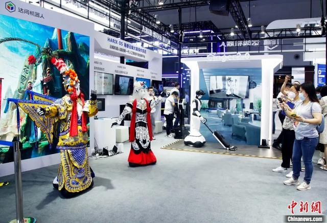 2022年9月1日，2022世界人工智能大会在上海拉开帷幕。图为机器人现场演绎京剧引人关注。中新社记者 汤彦俊 摄