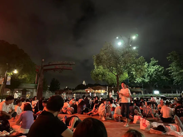 ▲7月8日晚上，上海迪士尼乐园门口排起长队。受访者供图