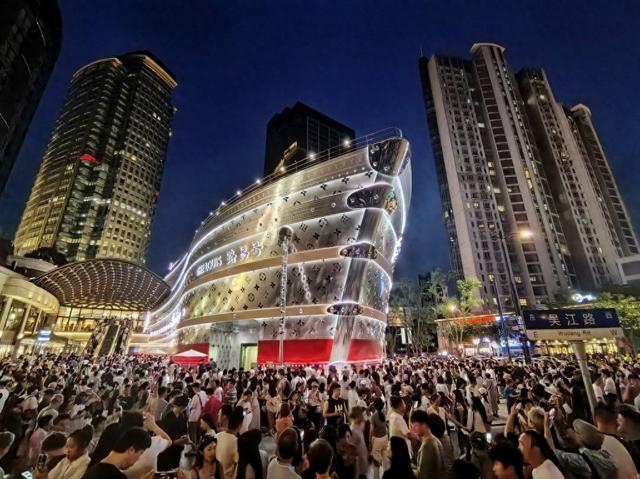 6月29日晚，打卡LV巨轮的游客人山人海。 澎湃新闻记者 朱伟辉 摄