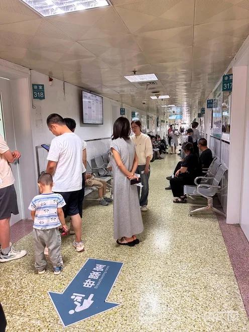 医院儿科门诊走廊 央广网记者 侯凯奇 摄