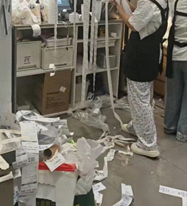 奶茶店“爆单”景象社交媒体截图 