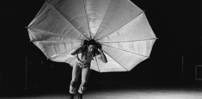 劳森伯格表演作品《鹈鹕》Pelican（1963年）  来源：劳森伯格基金会