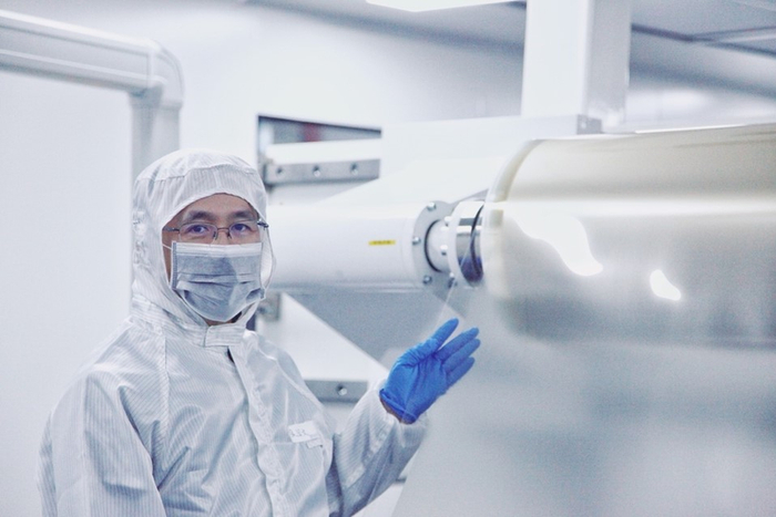 潘克菲与第一卷1600mm宽幅纳米导电膜。受访者供图