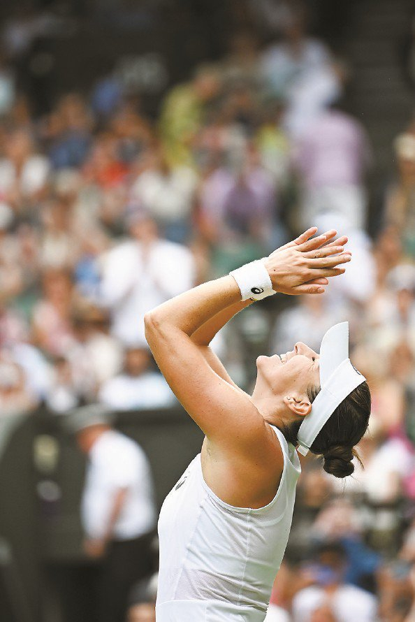             本西奇庆祝比赛获胜 新华社  发          