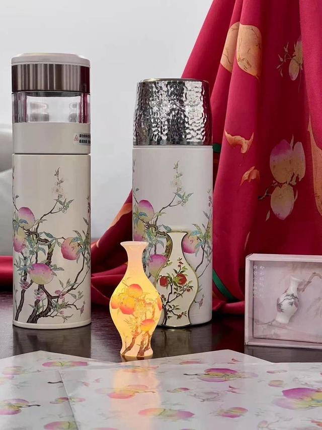 上博“蝠桃瓶”文创 图片来源：上观新闻