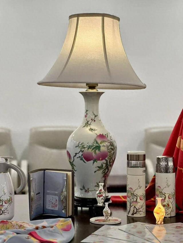 上博“蝠桃瓶”文创 图片来源：上观新闻