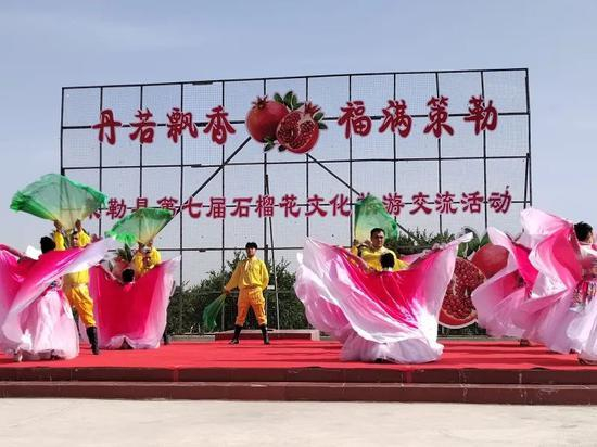 策勒县举办的石榴花节活动。 策勒县融媒体供图