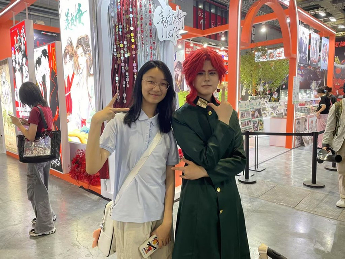 小袁（右）和小韩（左）的合影，小袁摆出了动画人物的经典Pose。澎湃新闻记者 徐祯曜 摄