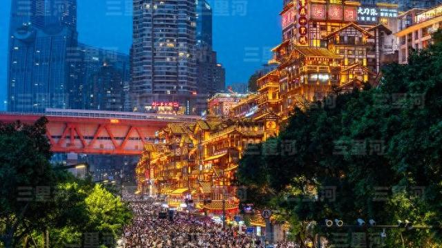 中国文旅消费火爆。图为重庆洪崖洞。