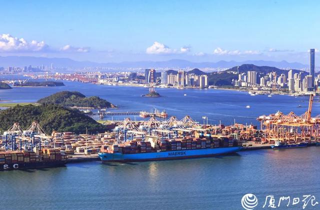 打开“大厦之门”，港口气象万千。图为嵩屿码头。（厦门日报记者 王火炎 摄）