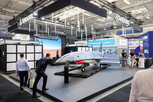 巴黎航展上展出的美空军F-47战斗机配套无人僚机全尺寸模型。资料图片