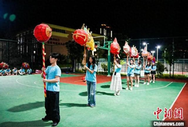 2025年7月，浙江青田，华侨华人新生代学习青田鱼灯舞。 舒旭影 供图