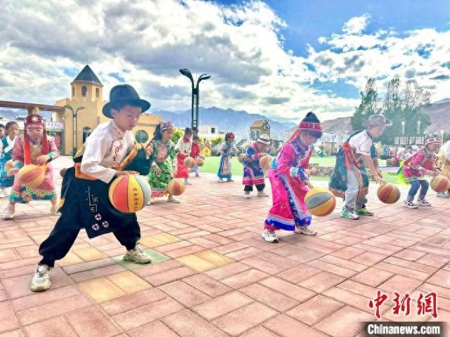 2025年6月中旬，甘肃张掖市肃南裕固族自治县幼儿园内，多个民族的孩童们做课外活动。杨艳敏 摄