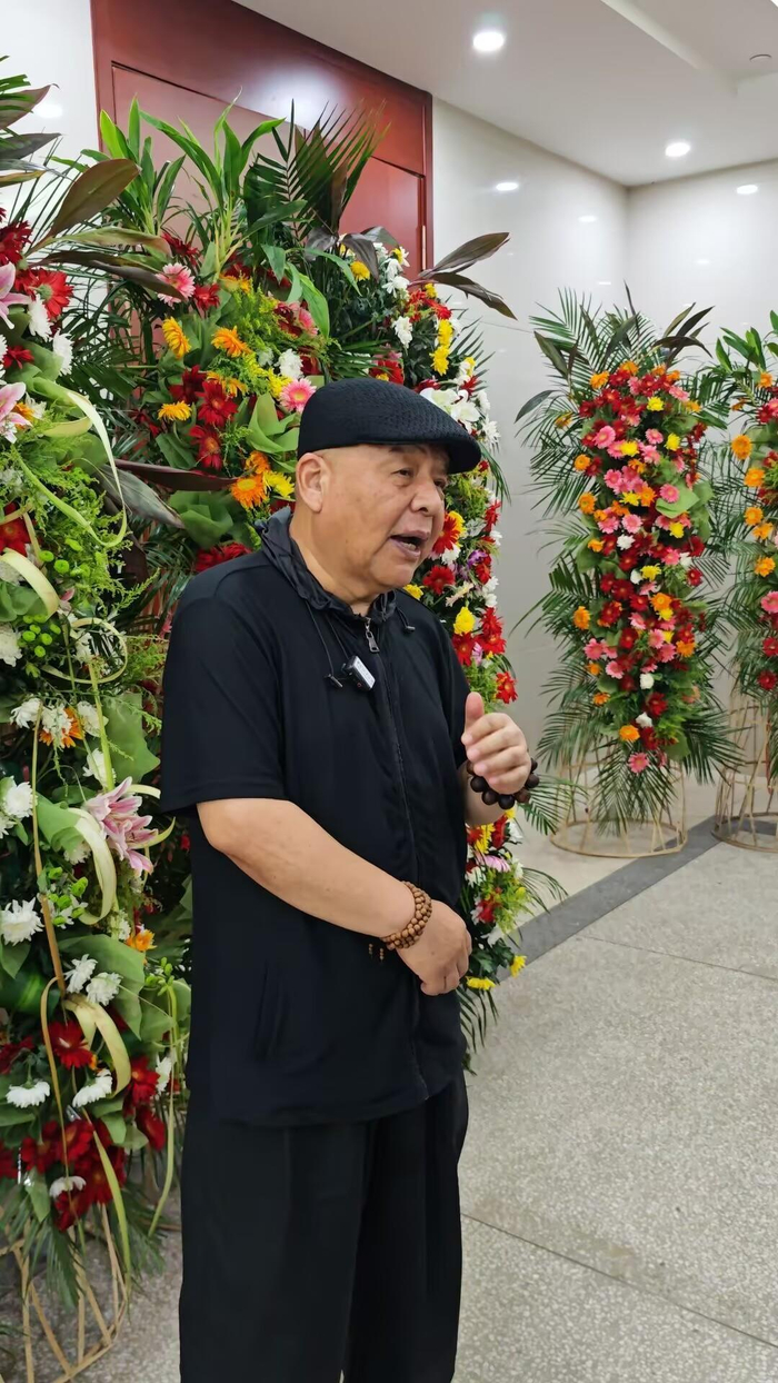 相声演员刘惠现身杨少华悼念仪式:他是个微微有点小毛病但很可爱的老