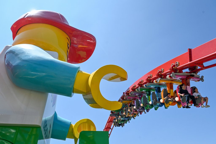 2025年7月5日，上海乐高乐园，游客正在体验乐高大飞车项目。澎湃新闻记者 朱伟辉 图