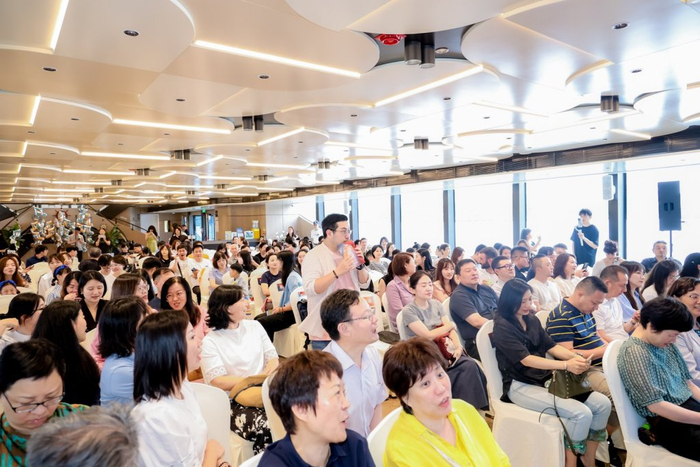 主持人午明带大家现场学习阿卡贝拉和声。