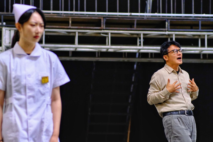 本轮演出排练照   邹易道（右）饰演装疯佯狂的莫比乌斯，田鸽饰演小护士莫妮卡