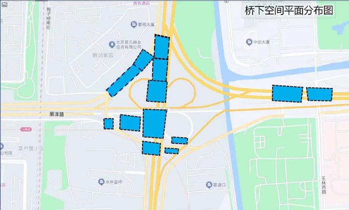 菜户营桥桥区内，利用闲置空间规划建设了多处桥下空间停车场，总共可提供609个车位。丰台静态交通公司供图