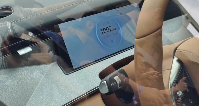 汉L车型“兆瓦闪充”最高功率达到了1002kW 观察者网摄 