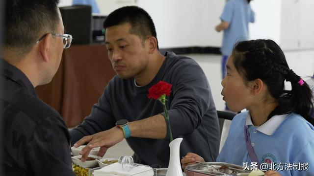  长春市南关区华泽学校的食堂里，学生家长朱伟东正在陪餐。新华社记者 张文嵘 摄