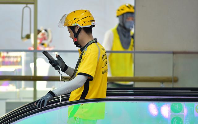 2025年7月6日，辽宁沈阳，美团外卖员在高温下配送。 视觉中国 图