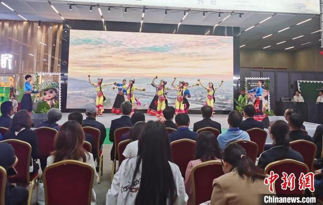 7月12日，活动现场进行舞蹈表演。黄兴鸿 摄