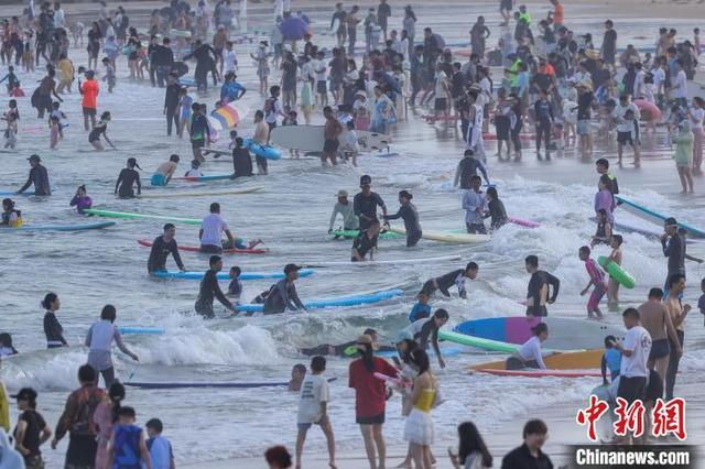 图为众多游客在日月湾嬉水游玩。中新社记者 骆云飞 摄 