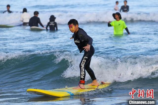 图为一位小朋友在日月湾体验冲浪运动。中新社记者 骆云飞 摄 