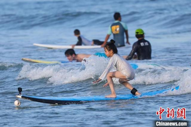 图为一位小朋友在日月湾体验冲浪运动。中新社记者 骆云飞 摄 