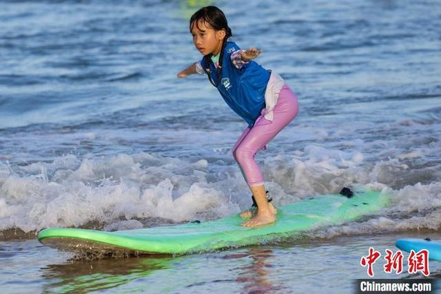 图为一位小朋友在日月湾体验冲浪运动。中新社记者 骆云飞 摄 