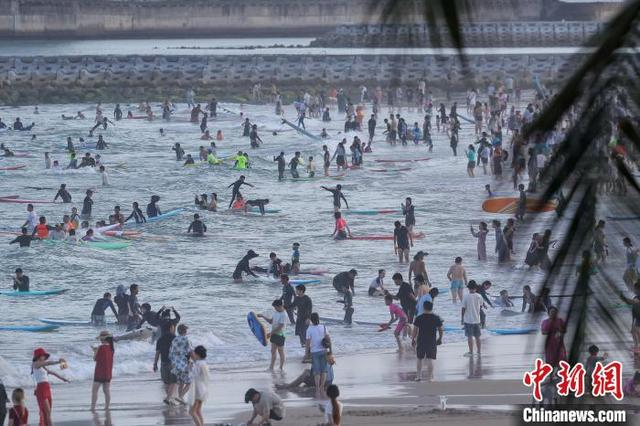 图为众多游客在日月湾嬉水游玩。中新社记者 骆云飞 摄 