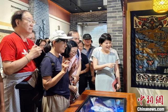 7月11日，来自台湾和海外的芦溪刘氏宗亲一行参观萍乡市城市规划展示馆。刘娜 摄