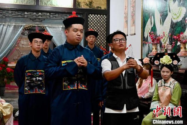 图为导演教青年们演戏。中新社记者 刘子琳 摄