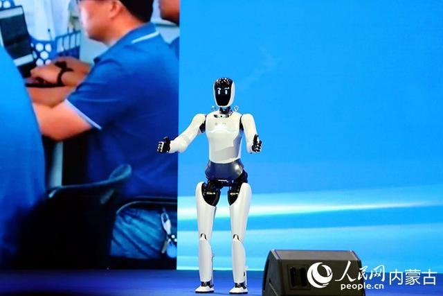 智能机器人上台介绍中国云谷·呼和浩特。人民网记者 齐浩男摄