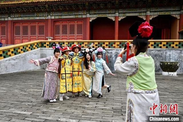 图为两岸青年在片场互相拍照。中新社记者 刘子琳 摄