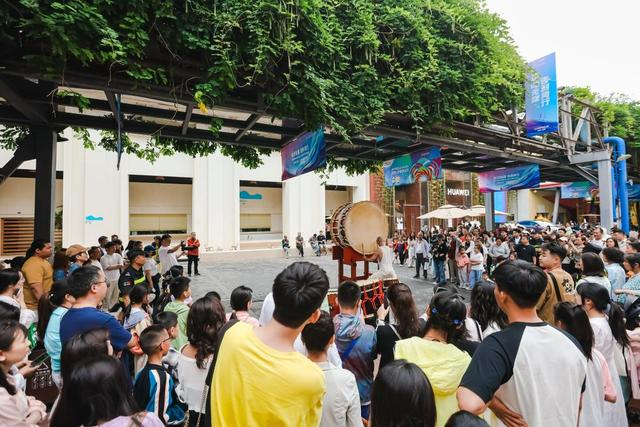 游览成都东郊记忆艺术区的游客。新华社发（凌航 摄）