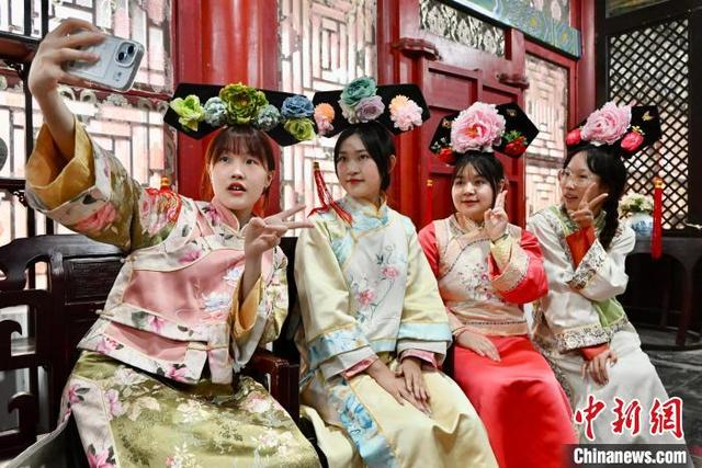 图为两岸青年自拍留念。中新社记者 刘子琳 摄