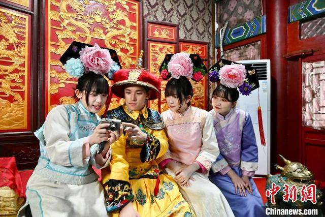 图为拍摄间隙青年们互动交流。中新社记者 刘子琳 摄