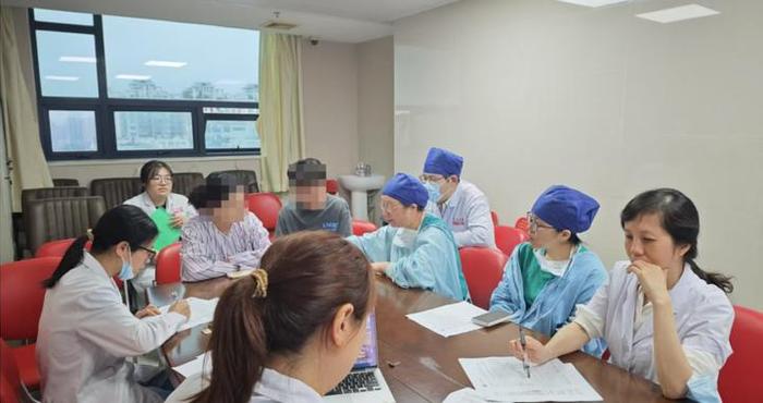 紧急！小肠、结肠全部暴露在外……宝宝出生26分钟进手术室，医生三小时紧急抢救