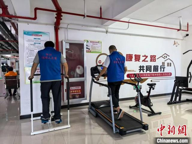 残疾员工在企业的康复区域内进行康复训练。张煜欢 摄