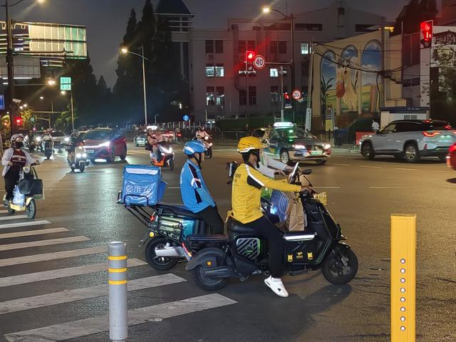 在街头等待送餐的骑手 刘天颖 摄