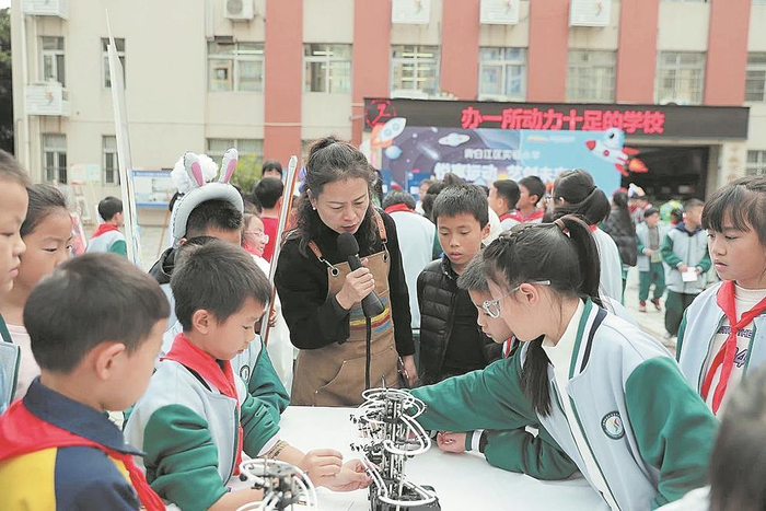     成都市青白江区实验小学首届科创节。