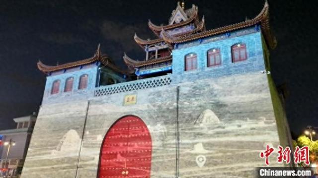 银川鼓楼上演庆祝西夏陵申遗成功灯光秀。 乔占云 摄