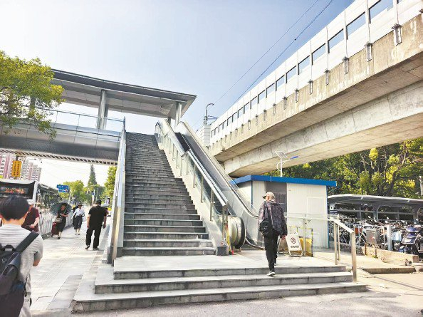             颛桥站外的人行天桥  闫锦  摄          