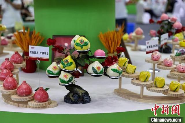 7月12日,第七届中国粮食交易大会上展出的产品。于海洋 摄