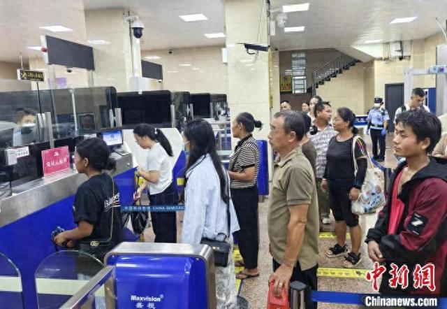 7月13日，出入境旅客在勐啊分站接受检查。曹中鉴 摄