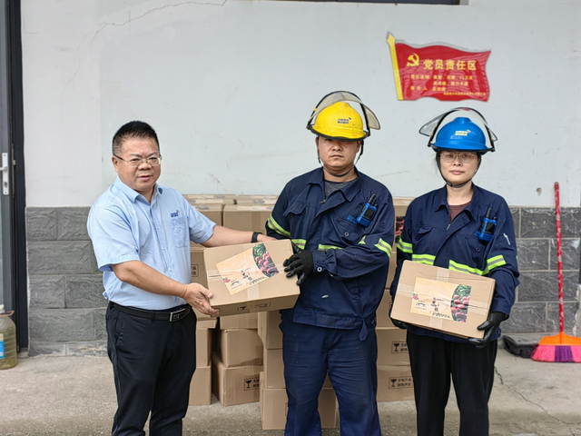 德尔科技为职工分发荔枝。龙岩市总工会 供图