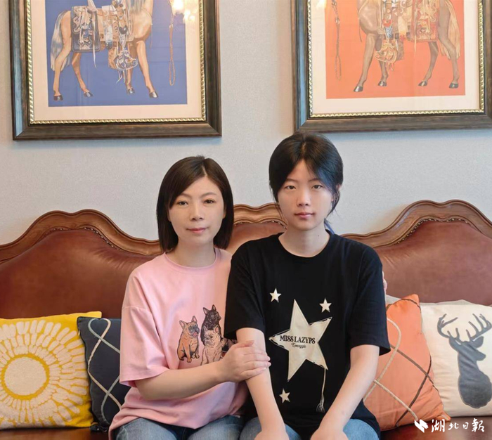 贺显贻与妈妈在一起（受访者供图）