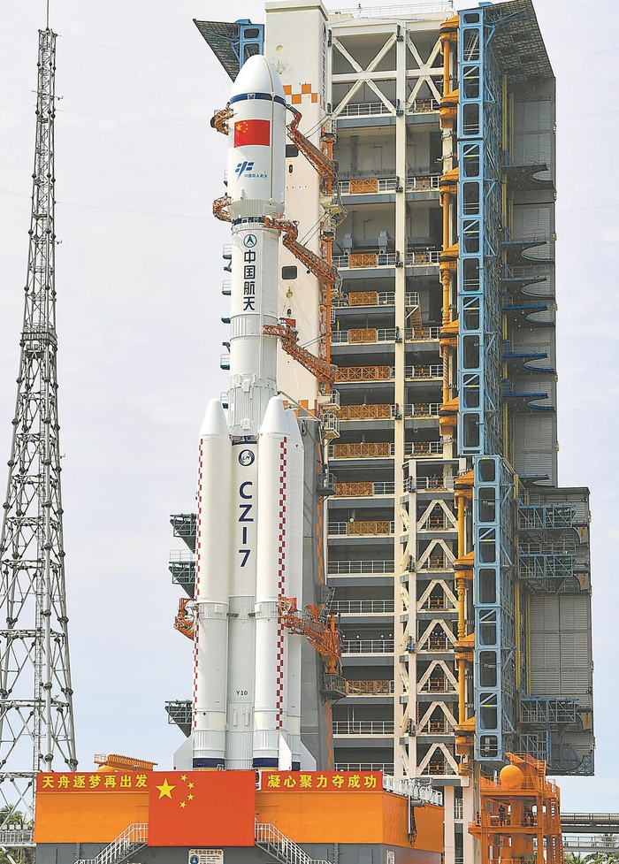     7月12日，天舟九号货运飞船与长征七号遥十运载火箭组合体垂直转运中。    新华社记者 杨冠宇 摄