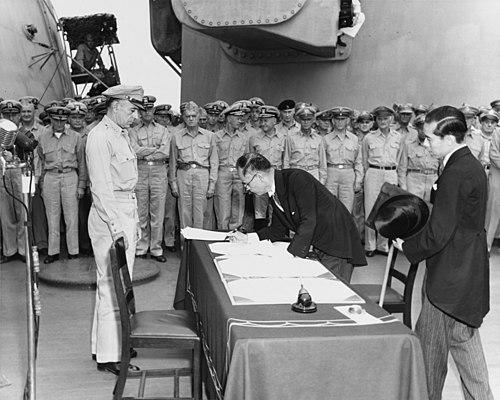 1945年9月2日,旧日本帝国外务大臣重光葵在美国海军“密苏里”号战列舰上签署投降协议 资料图